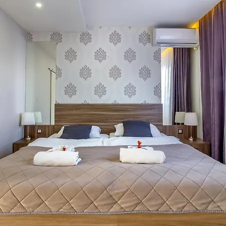 Plaza La - Night And