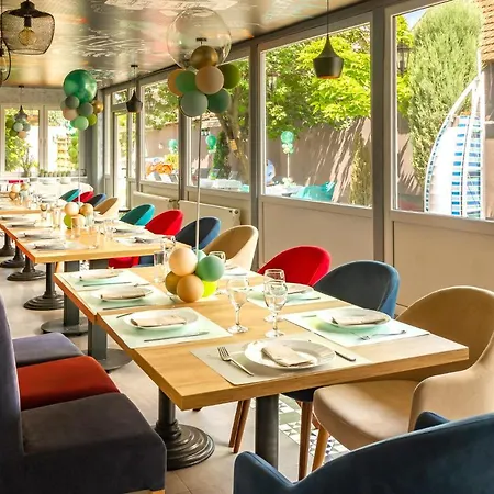 招待所 Plaza La - Night And