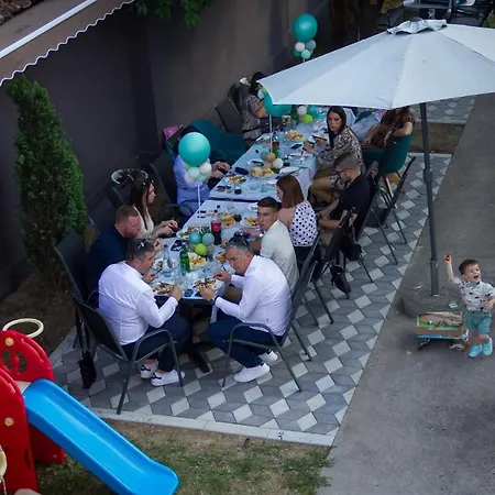 Plaza La - Night And 2* 斯雷姆斯卡米特罗维察