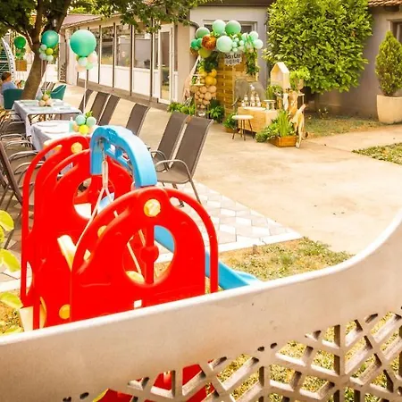 Plaza La - Night And 招待所 斯雷姆斯卡米特罗维察