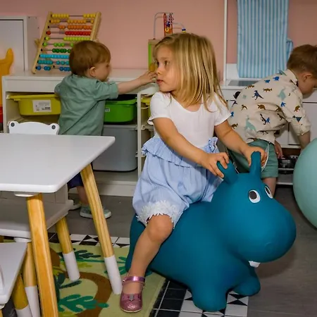 招待所 Plaza La - Night And 2*