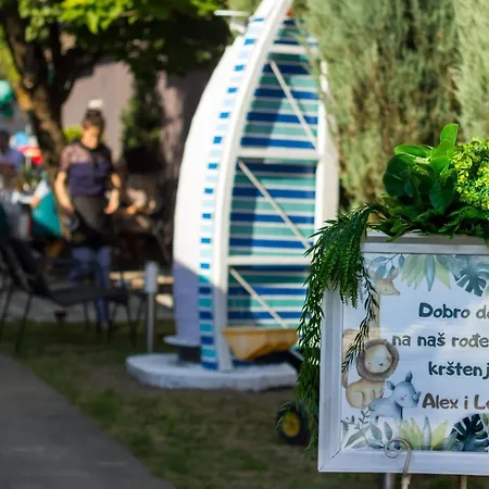 招待所 Plaza La - Night And 2*