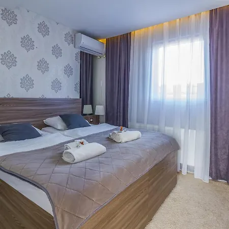 Plaza La - Night And