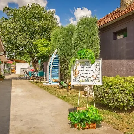 招待所 Plaza La - Night And 斯雷姆斯卡米特罗维察