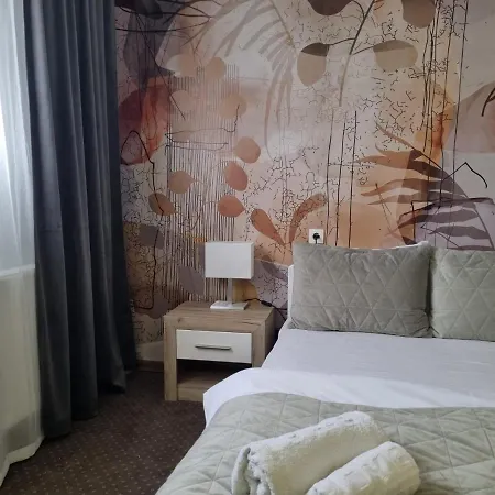 Plaza La - Night And 招待所 2*