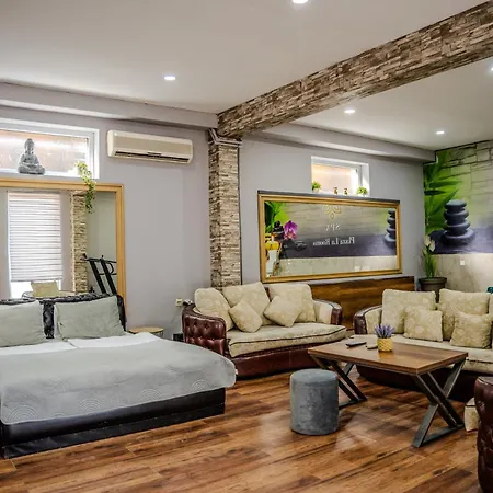 招待所 Plaza La - Night And 斯雷姆斯卡米特罗维察