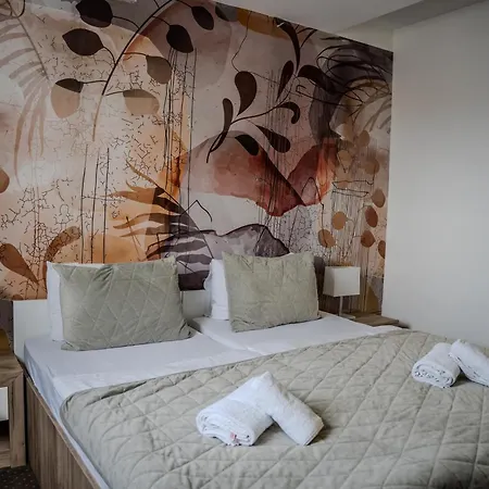 招待所 Plaza La - Night And