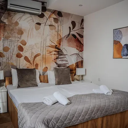 Plaza La - Night And Guest house 4*