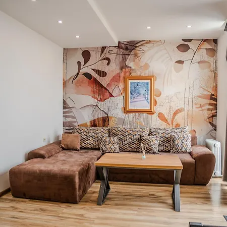 招待所 Plaza La - Night And