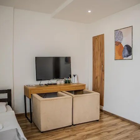 Plaza La - Night And 招待所 斯雷姆斯卡米特罗维察