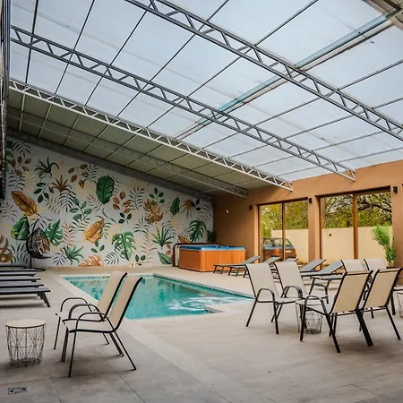 招待所 Plaza La - Night And