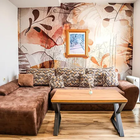 Plaza La - Night And 斯雷姆斯卡米特罗维察