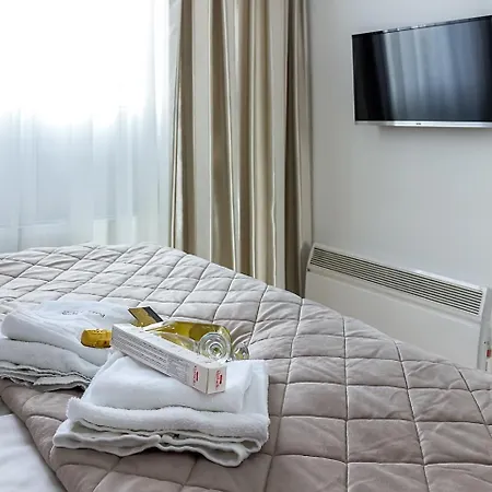 Plaza La - Night And 招待所 斯雷姆斯卡米特罗维察