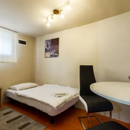 Plaza La - Night And Guest house 4*