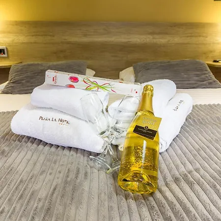 招待所 Plaza La - Night And 斯雷姆斯卡米特罗维察