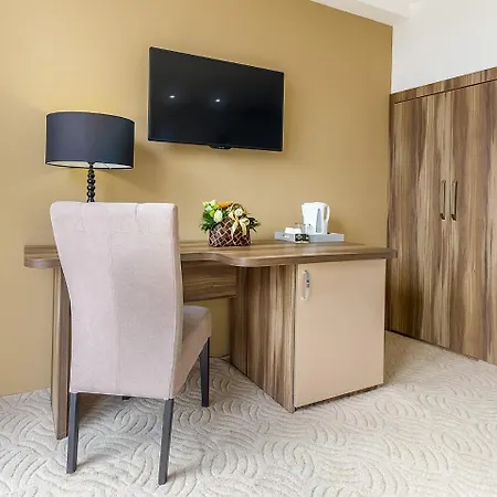 Plaza La - Night And 2*