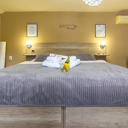 Plaza La - Night And Guest house 4*