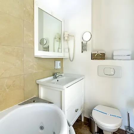 Plaza La - Night And 招待所 2*