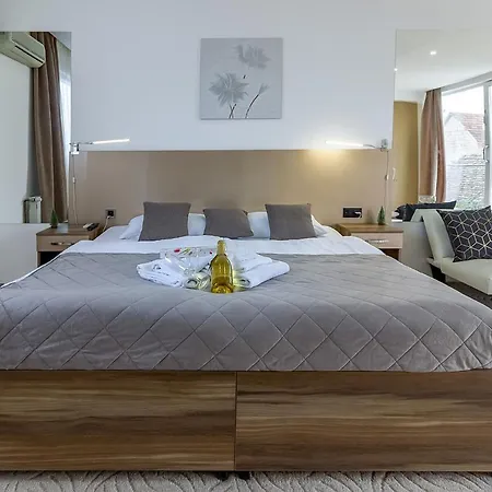 Plaza La - Night And 斯雷姆斯卡米特罗维察