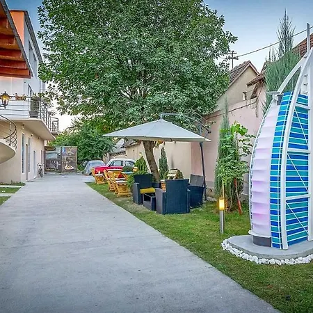 招待所 Plaza La - Night And